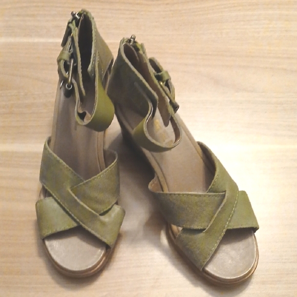 Sorel "Joanie 2" Olive Green Leather Wedge Sandals in Size 8.5 - Picture 1 of 11